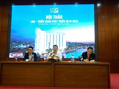 Ông Nguyễn Khánh Hưng – Chủ tịch HĐQT LDG Group (giữa) trả lời các câu hỏi của nhà đầu tư tại hội thảo LDG – Triển vọng phát triển 2019-2023.