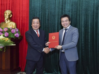 Phó Thống đốc Ngân hàng Nhà nước Việt Nam Nguyễn Kim Anh trao quyết định  bổ nhiệm ông Đặng Huy Cường giữ chức vụ Phó Vụ trưởng Vụ Tổ chức cán bộ