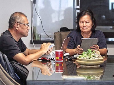 Lioh và Yea đôi khi nói chuyện qua tin nhắn điện thoại, cho dù ở cùng một nhà. Ảnh: The Star/Asia News Network.