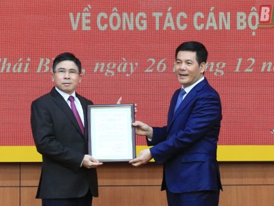 Bí thư Tỉnh ủy, Chủ tịch HĐND tỉnh Thái Bình Nguyễn Hồng Diên trao quyết định và chúc mừng đồng chí Phạm Văn Tuân.