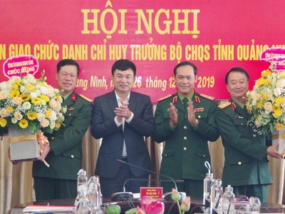 Lãnh đạo Quân khu 3 và lãnh đạo tỉnh Quảng Ninh chúc mừng Thiếu tướng Lê Đình Thương và Đại tá Lê Văn Long.