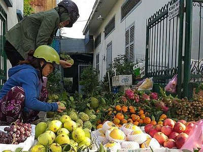 Sạp trái cây trên đường Lê Đức Thọ (Gò Vấp). Ảnh: Hồng Châu.