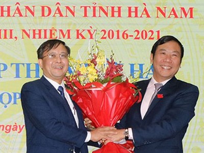 Chủ tịch HĐND tỉnh Hà Nam Phạm Sĩ Lợi chúc mừng đồng chí Nguyễn Đức Vượng.