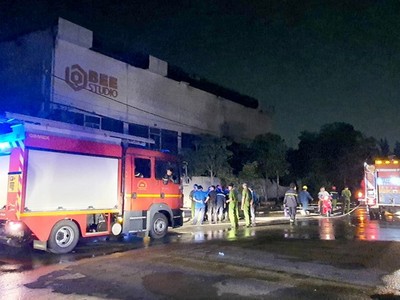 Lính cứu hoả có mặt tại phim trường xảy ra hoả hoạn.