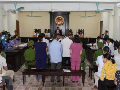 Bị cáo Nguyễn Thanh Hoài và bị cáo Vũ Trọng Lương (hàng trên) và các bị cáo tại phiên tòa. (Ảnh: Nguyễn Quyết Chiến/TTXVN)