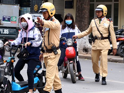 Cảnh sát giao thông Hà Nội trong một lần xử phạt người đi xe đạp điện vi phạm giao thông. Ảnh. Phương Sơn.