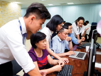 Các robot khó có thể thay thế hoàn toàn vai trò của con người.