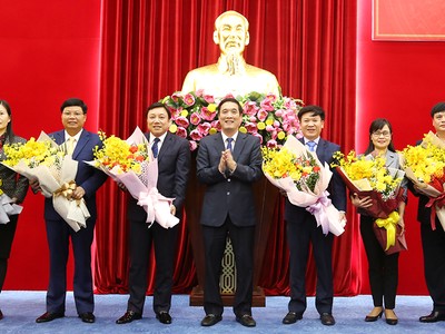 Bí thư Tỉnh ủy Phú Thọ trao quyết định và chúc mừng các đồng chí được giao nhiệm vụ mới.