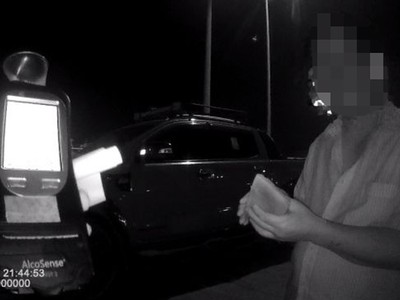 Tổ công tác kiểm tra nồng độ cồn của tài xế. Ảnh: Đức Thuận.