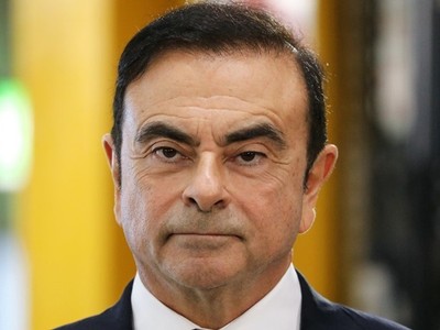 Cựu chủ tịch Nissan Carlos Ghosn trong chuyến thăm một nhà máy ở Pháp tháng 11/2018. Ảnh: AFP.