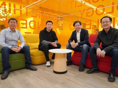Chủ tịch Xiaomi Lin Bin, CEO Xiaomi Lei Jun, Phó chủ tịch Xiaomi Chang Cheng và Phó chủ tịch cấp cao Xiaomi Liu De (từ phải sang trái).