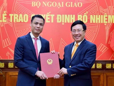 Phó Thủ tướng Phạm Bình Minh trao quyết định cho đồng chí Đặng Hoàng Giang.