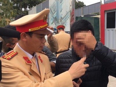 Chiến sĩ Đội CSGT số 7 tiến hành đo nồng độ cồn đối với người điều khiển xe máy tham gia giao thông nghi vừa sử dụng rượu, bia (Ảnh: Nguyễn Trường).