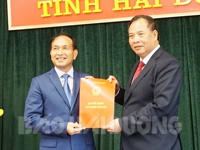 Bí thư Tỉnh ủy, Chủ tịch HĐND tỉnh Hải Dương Nguyễn Mạnh Hiển trao quyết định và chúc mừng đồng chí Lưu Văn Bản.
