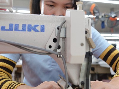 Nhiều doanh nghiệp dệt may Việt Nam có năng suất lao động bình quân thấp so với các nước trong khu vực.