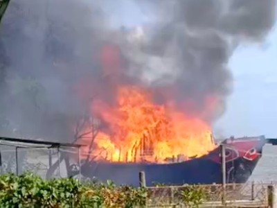 Chiếc tàu bốc cháy dữ dội. Ảnh: Người dân cung cấp.