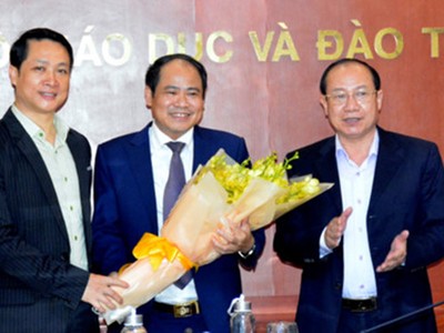 Ông Ngô Minh Hưng (giữa) tại lễ nhận quyết định chức Phó chánh Thanh tra Bộ GD-ĐT. Ảnh BỘ GD-ĐT.