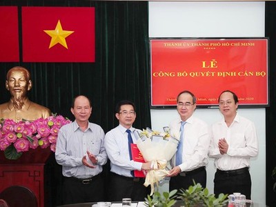 Đồng chí Nguyễn Thiện Nhân, Ủy viên Bộ Chính trị, Bí thư Thành ủy TP.HCM, trao quyết định bổ nhiệm Trưởng Ban Nội chính Thành ủy TP.HCM cho đồng chí Dương Ngọc Hải. Ảnh: Sài Gòn giải phóng.