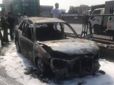 Chiếc xe biển xanh bị cháy trơ khung (Ảnh: Công an cung cấp).