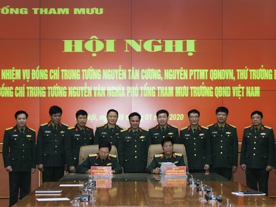 Trung tướng Nguyễn Tân Cương và Trung tướng Nguyễn Văn Nghĩa ký biên bản bàn giao. Ảnh BQP.