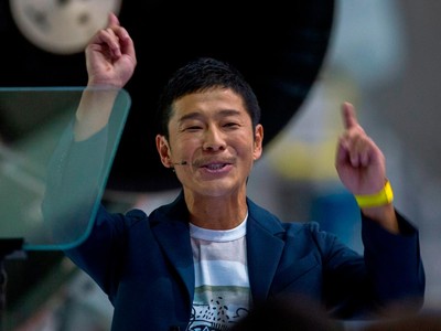 Tỷ phú Yusaku Maezawa.