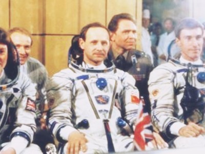 Helen Sharman (bìa trái) cùng hai phi hành gia là Anatoly Artsebarsky và Sergei Krikalev bay vào không gian vào năm 1991. Ảnh: BBC.