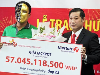 Anh V.S nhận giải sáng 10/1. Ảnh: Anh Tú.