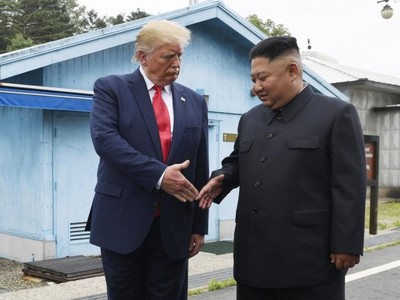 Tổng thống Mỹ Donald Trump và nhà lãnh đạo Triều Tiên Kim Jong-un (Ảnh: Reuters).