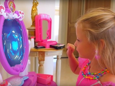 Bé Anastasia Radzinskaya.