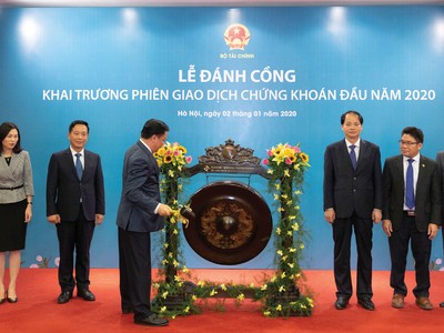 Nhà đầu tư Việt Nam đã bước đầu coi chứng khoán xanh như là một công cụ đầu tư mới
Trong ảnh: Bộ trưởng Bộ Tài chính Đinh Tiến Dũng đánh cồng khai trương phiên giao dịch đầu năm 2020.