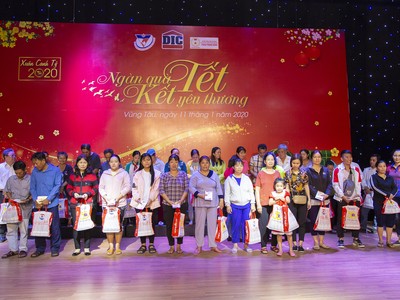 1.000 phần quà đã được trao tận tay cho các đối tượng chính sách trong chương trình “Ngàn quà Tết – Kết yêu thương năm 2020” ngày 11/1 vừa qua.