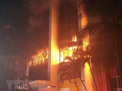 Đám cháy bùng phát tại tầng 2 tòa nhà, sau đó lan lên tầng 3 và các tầng tiếp theo. (Ảnh: Khiếu Tư/TTXVN).