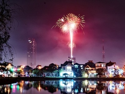 TP. Hà Tĩnh nhiều năm tổ chức bắn pháo hoa đêm giao thừa.