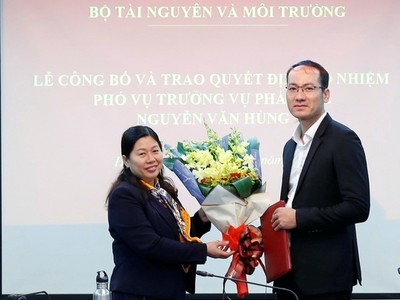 Thứ trưởng Nguyễn Thị Phương Hoa trao quyết định và chúc mừng đồng chí Nguyễn Văn Hùng.