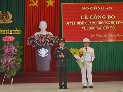 Thượng tướng Nguyễn Văn Thành trao quyết định và chúc mừng Đại tá Lê Vinh Quy.