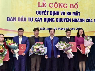 Phó Thống đốc Ngân hàng Nhà nước Đào Minh Tú trao quyết định và chúc mừng các cán bộ được bổ nhiệm.