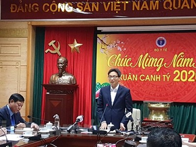 Phó Thủ tướng Vũ Đức Đam chủ trì cuộc họp khẩn của Bộ Y tế về phòng chống dịch viêm phổi cấp. (Ảnh: T.G/Vietnam+).