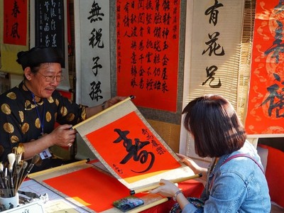 Người dân xin chữ tại Văn Miếu-Quốc Tử Giám. (Ảnh: Khánh Hòa/TTXVN phát).