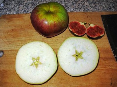 Táo sẽ được bổ ngang, thay vì bổ dọc để đoán tương lai của một năm tiếp theo. Ảnh: Hostel World.