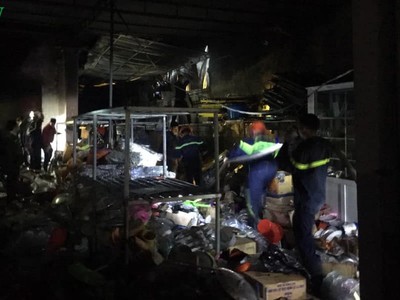 Đám cháy đã thiêu rụi nhiều tài sản phía trong.