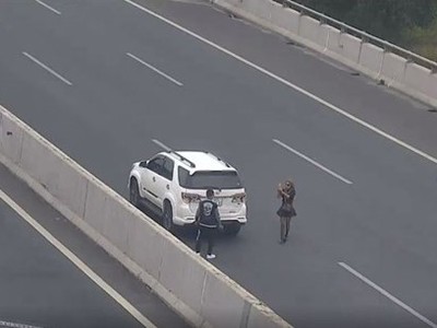 Nữ tài xế dừng đỗ xe để chụp ảnh trên cao tốc Hà Nội-Hải Phòng. (Ảnh: VIDIFI cung cấp).