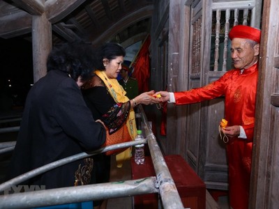 Người dân và du khách nhận lương năm 2019. (Ảnh: Minh Quyết/TTXVN).