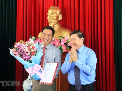 Bí thư Tỉnh ủy Vĩnh Long Trần Văn Rón trao quyết định của Ban Bí thư Trung ương Đảng chuẩn y ông Lữ Quang Ngời, Ủy viên Ban Thường vụ Tỉnh ủy, Phó Chủ tịch Ủy ban Nhân dân tỉnh Vĩnh Long giữ chức Phó Bí thư Tỉnh ủy Vĩnh Long nhiệm kỳ 2015-2020.