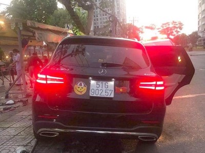 Xe ô tô gây tai nạn làm 2 người thương vong vào sáng 30/1.