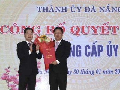 Phó Bí thư Thành uỷ Nguyễn Văn Quảng (bên trái) trao quyết định bổ nhiệm ông Lương Nguyễn Minh Triết giữ chức Bí thư Quận uỷ Hải Châu.