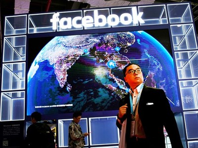 Facebook mạnh tay xóa tin giả mạo về virus corona. (Ảnh: Reuters).