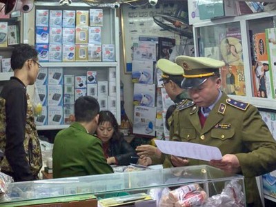 Công an và quản lý thị trường xử phạt cửa hàng nâng giá bán khẩu trang. Ảnh:N.H.