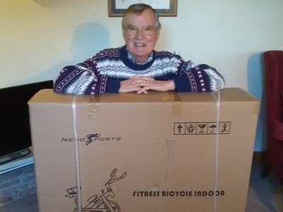 Ông Tony Harding chụp ảnh cùng món hàng "bất đắc dĩ" mình nhận được.