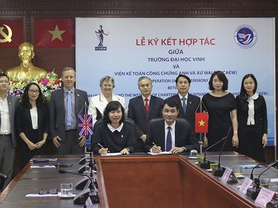 ICAEW và Trường Đại học Vinh ký kết thỏa thuận hợp tác dưới sự chứng kiến của Thứ trưởng Bộ Ngoại Giao Anh và Đại sứ đặc mệnh toàn quyền Vương quốc Liên hiệp Anh và Bắc Ailen tại Việt Nam.