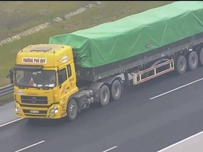 Tài xế điều khiển chiếc xe tải lùi trên đường cao tốc Hà Nội - Hải Phòng. 
Ảnh cắt từ camera.